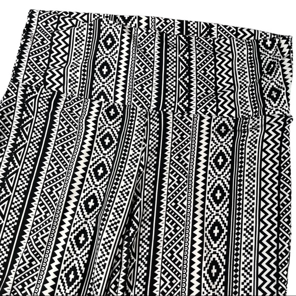 Bobbie Brooks size Xl black & white wide leg thin & soft tribal leggings NWOT - Picture 2 of 8